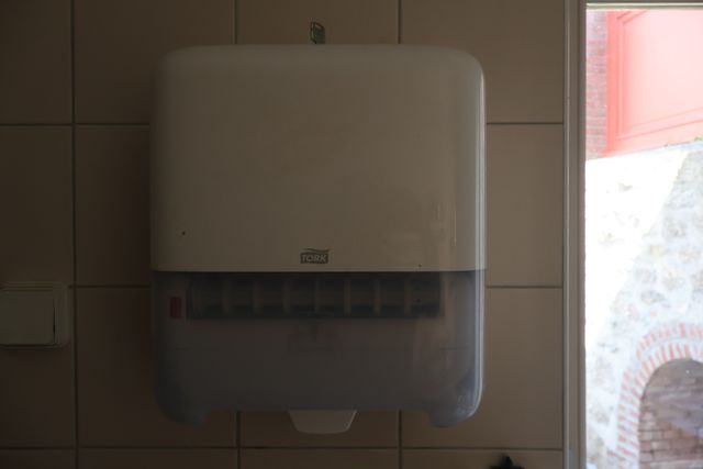 Deux distributeurs à papier