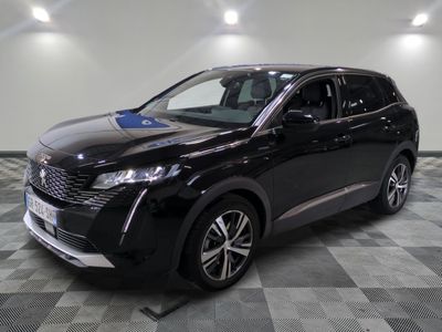 le 4x4 noir est garé sur un carrelage à carreaux