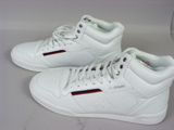 une paire de baskets blanches à rayures rouges, blanches et bleues