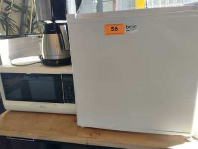 un micro-ondes et un grille-pain posés sur un plan de travail