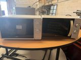 un micro-ondes posé sur une table dans une pièce