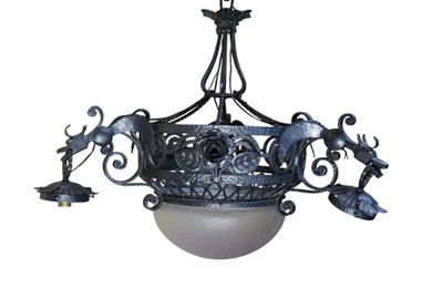 LUSTRE en fer forgé à trois lumières retenues par des dragon…