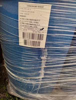 un tonneau bleu recouvert de plastique, posé sur l'herbe
