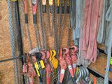 de nombreux outils de toutes sortes accrochés au mur