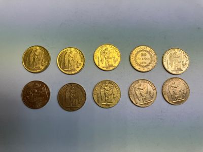 gros plan d'un paquet de pièces de monnaie posé sur une table