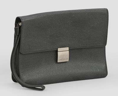 une pochette en cuir noir avec un fermoir en métal