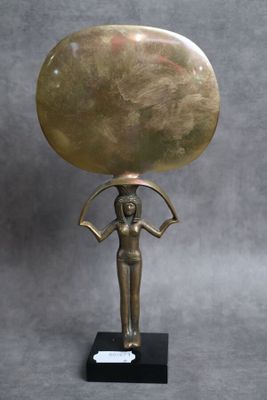 une statue en bronze représentant une femme tenant une grande sphère sur la tête
