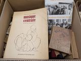des livres dans une boîte en carton posée sur une table