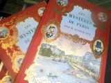 deux livres sont empilés sur une table