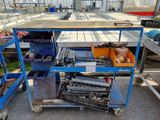 un chariot bleu sur lequel se trouve tout un tas d'outils