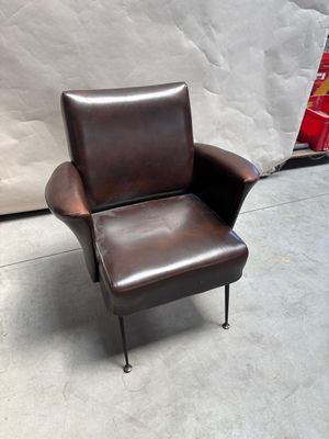 une chaise marron posée sur un sol en béton