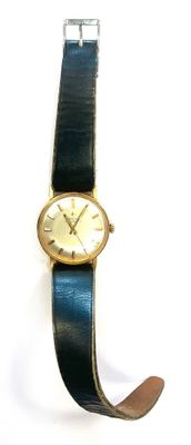 a watch that is sitting on a black leather strap