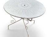 une table blanche avec un plateau circulaire sur fond blanc
