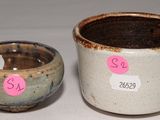 deux tasses placées l'une à côté de l'autre sur une table