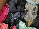 une boîte en carton remplie de vêtements et d'une paire de chaussures