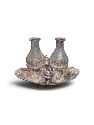 deux vases en argent posés sur un plateau en argent, sur fond blanc
