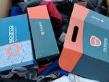 une boîte en carton remplie de vêtements et une paire de chaussures