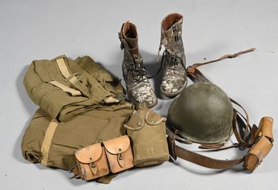 une paire de bottes, un sac et un casque posés sur une table