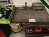 une image d'un établi dans un garage