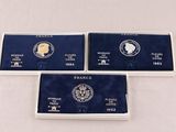 trois cartes de visite argentées et bleues sur lesquelles figure une image de la France