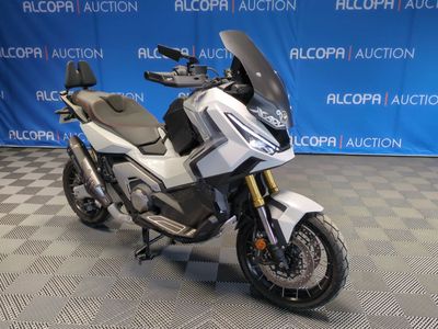 une photo d'une moto garée sur un sol à damier