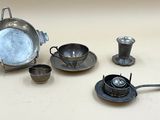 beaucoup d'objets en argent qui se trouvent sur la table