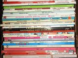 une pile de DVD pour enfants est empilée les uns sur les autres