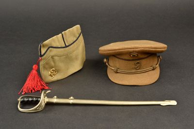 deux chapeaux et un porte-chapeaux, placés l'un à côté de l'autre
