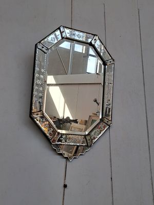 un miroir accroché au mur d'une pièce