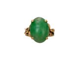 un gros plan d'une bague en jade vert sur fond blanc