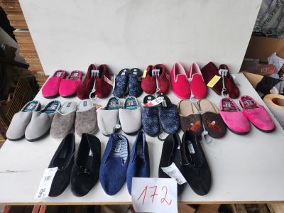 Lot composé de 15 paires de chaussons regroupant une variété…