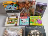 divers livres et jeux pour enfants disposés sur une table