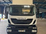 un camion blanc garé à l'intérieur d'un bâtiment