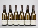 six bouteilles de vin alignées sur une table