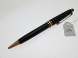 une image représentant un stylo avec une étiquette de prix accrochée dessus