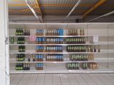 de nombreux rayons de sodas et de boissons gazeuses dans le magasin