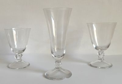 trois verres à vin vides posés sur une table blanche