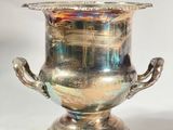 un vase en argent posé sur une table