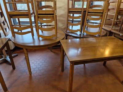 Deux tables rondes en bois DOSSIER 3 : CREPERIE