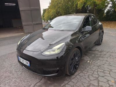 La Tesla Model Y est garée sur le bord de la route.