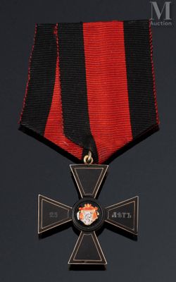 l'image d'une médaille ornée d'une croix, sur fond noir