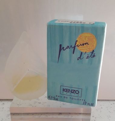 un flacon de parfum posé sur un comptoir