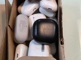 une boîte d'AirPods posée sur une table