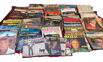 Important ensemble de vinyles 45T comprenant Charles Aznavou…
