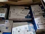 une boîte remplie d'appareils électroniques qui se trouvent dans la boîte