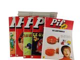 beaucoup de magazines posés sur une table