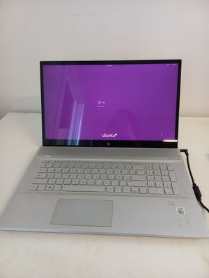 un ordinateur portable à l'écran violet posé sur une table