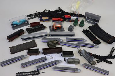 beaucoup de petits trains jouets rassemblés sur la table