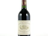 une bouteille de vin posée sur une table