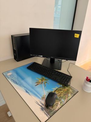 un bureau d'ordinateur avec un clavier, une souris et un écran